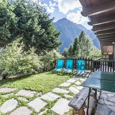 Altido Charming With Mountain Views And Backyard In Apartment